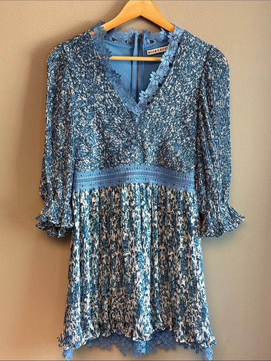 Alice + Olivia Dresses & Skirts - Alice + Olivia Blue Floral Pleated Mini Dress Lace Trim Women's Size 2
